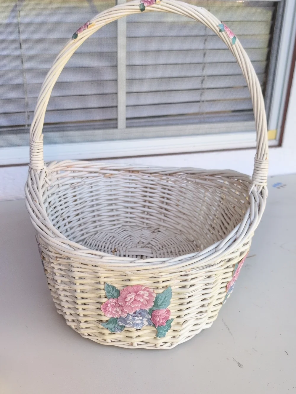 Vtg.White Wicker Floral Accent Basket with Handle(226)